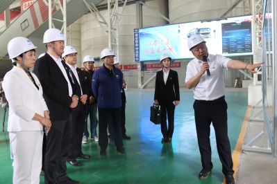6.開新局——與會人員參觀攪拌站園區(qū)、生產(chǎn)車間及智能控制中心 6.開新局——與會人員參觀攪拌站園區(qū)、生產(chǎn)車間及智能控制中心