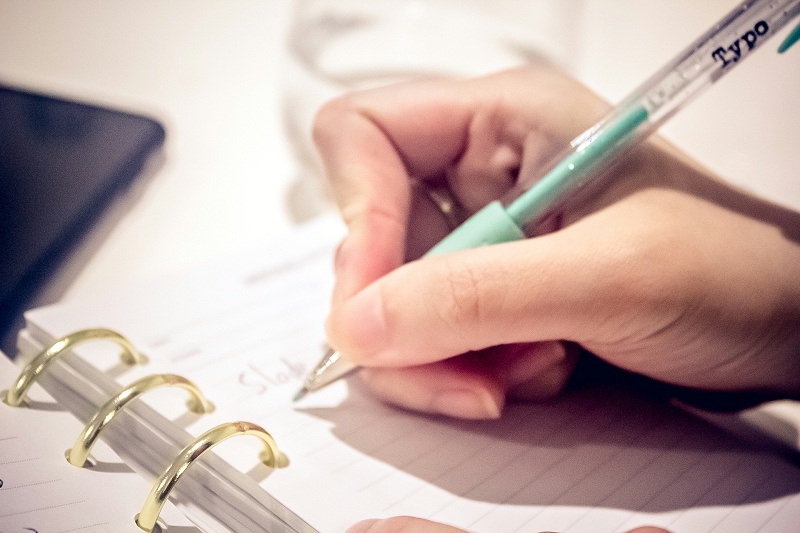 千庫網(wǎng)_工作記錄拿筆寫字_攝影圖編號5797