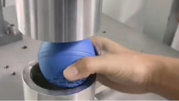 靈科超聲波-<i style='color:red'>玩具球焊接</i>