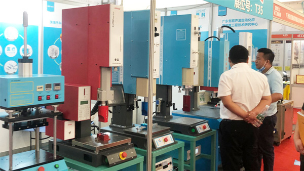 靈科超聲波焊接機(jī)輕工機(jī)械展